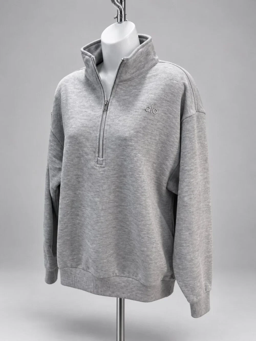 Alo Yoga Accolade Heather Gray 1/4 Zip Pullover Sweatshirt Silver Logo